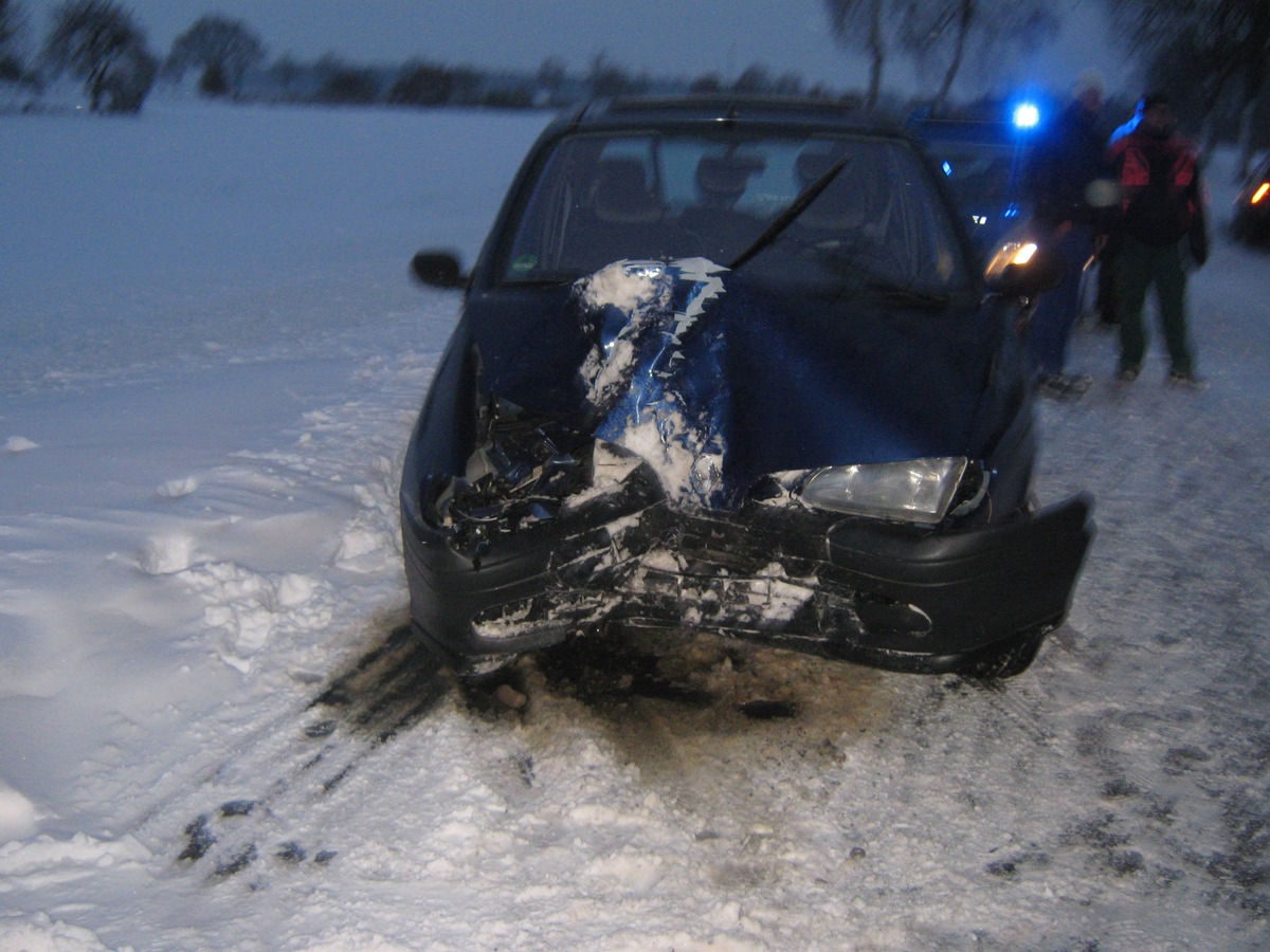 POL-NI: Eisglätte, Schneeverwehungen und Windböen ursächlich für Verkehrsunfälle -Bild im Download-