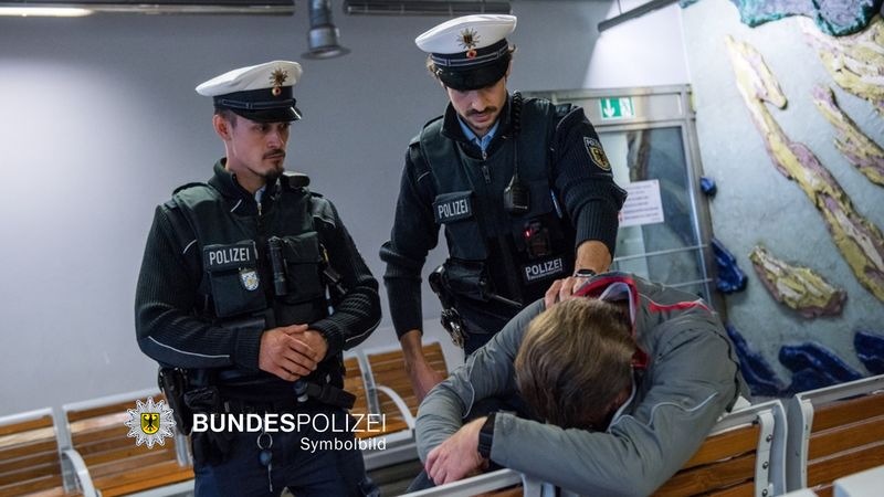 Bundespolizeidirektion München: Datenabgleich fördert Fahndungen zu Tage - Beamte tätlich angegriffen und leicht verletzt