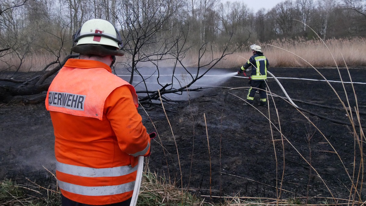 FW Celle: 600 m² Grasland brennen an der Aller