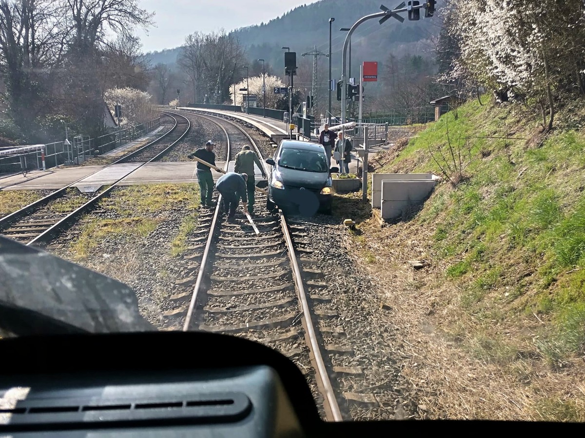 BPOL-KL: Frau manövriert ihr Auto ins Gleis