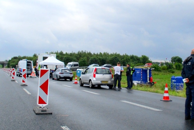 BPOL NRW: Bundespolizei vollstreckt mehrere nationale und internationale Haftbefehle und verweigert einem gewaltbereiten Fußballanhänger die Einreise nach Deutschland