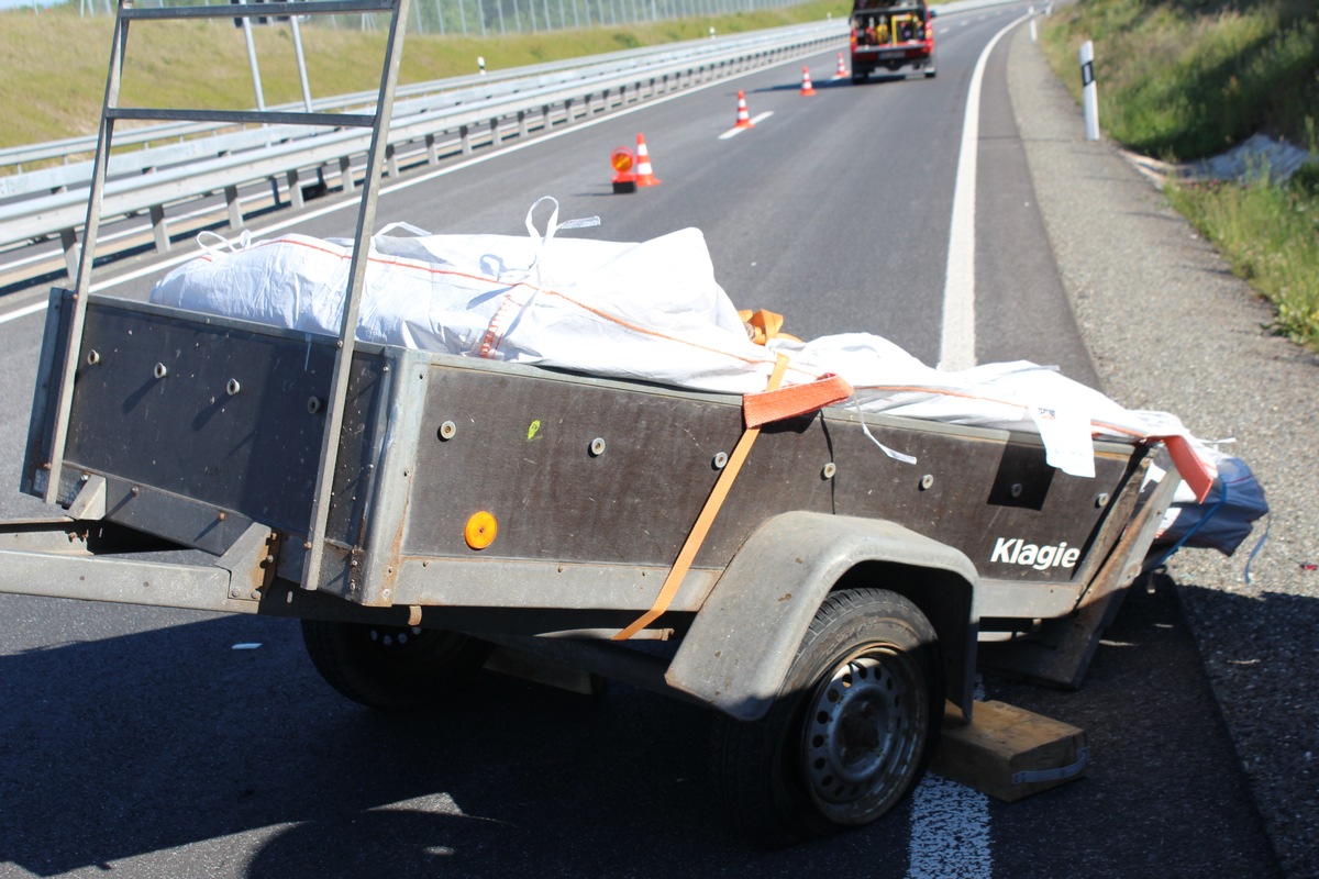 POL-PPTR: Fahrzeug mit überladenem Anhänger überschlägt sich