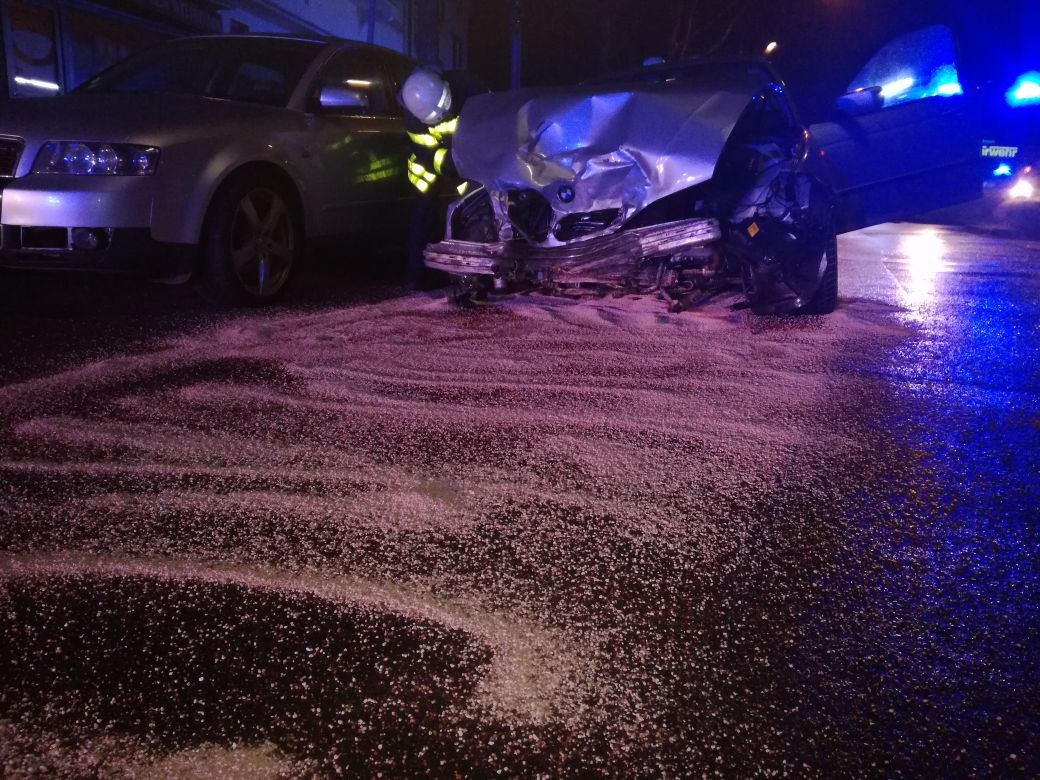 FW-RE: Verkehrsunfall mit zwei verletzten Personen