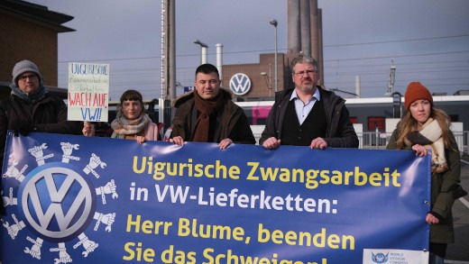 Fotos von Menschenrechtsaktion in Wolfsburg: Gegen uigurische Zwangsarbeit in VW-Lieferketten