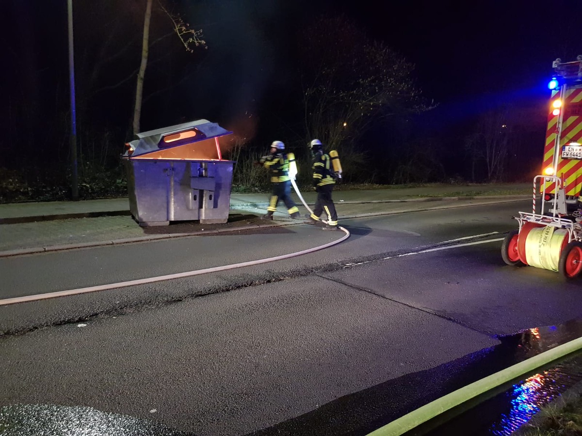 FW-EN: Wetter - Person hinter verschlossener Tür und Papiercontainerbrand