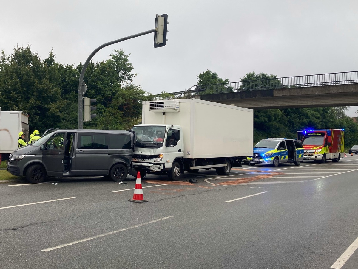 POL-HF: Auffahrunfall vor Einmündung- Fahrzeuge erheblich beschädigt