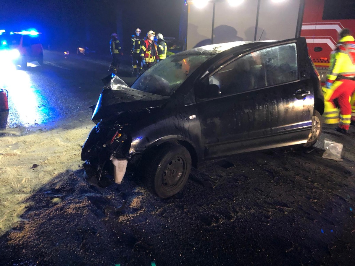 FW-KLE: Verkehrsunfall: Kleinwagen prallt gegen Baum