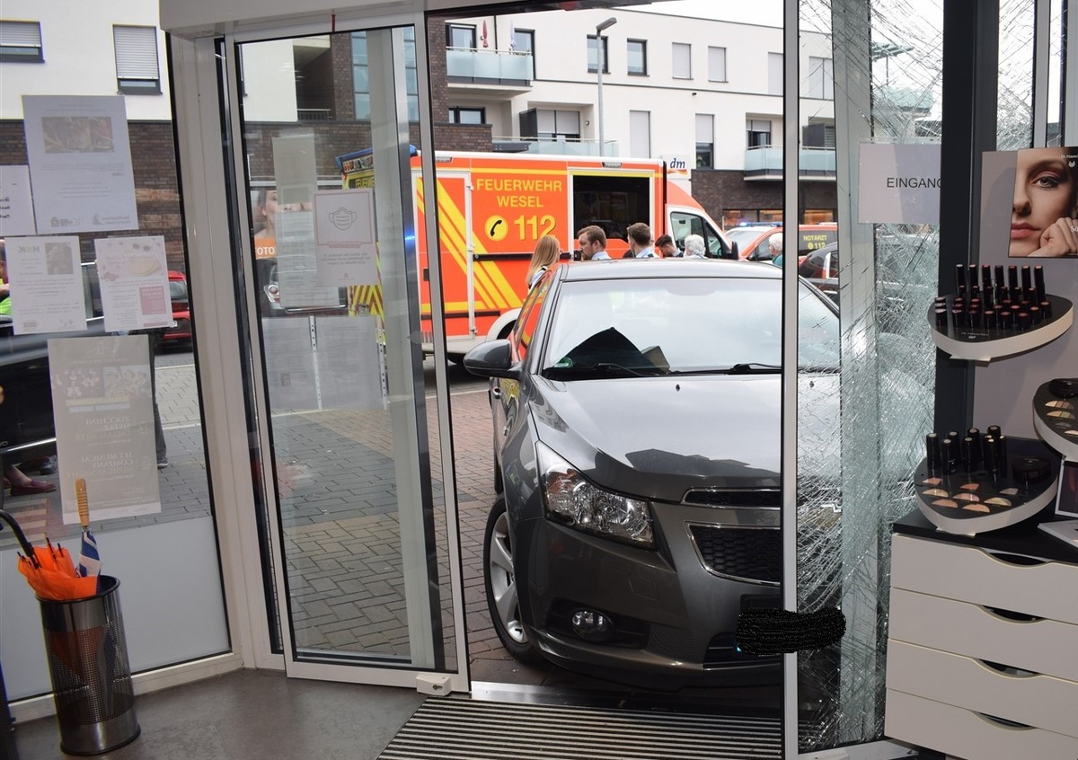 POL-WES: Hamminkeln - Auto landet in Apotheke