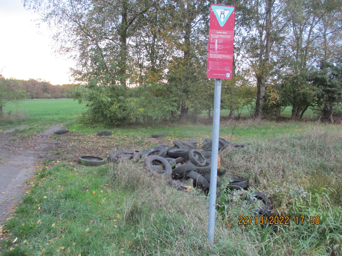 POL-NI: Illegale Altreifenentsorgung im Naturschutzgebiet - Zeugen gesucht