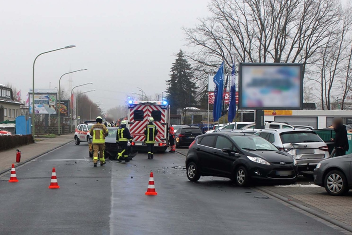 POL-DN: 45.000 Euro Sachschaden nach Unfall an Parkplatzausfahrt