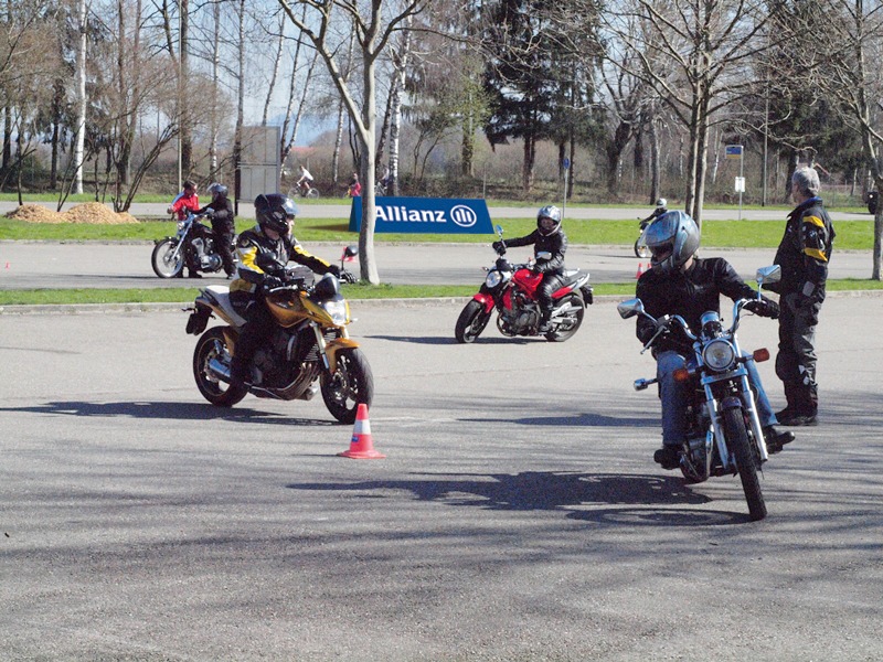 Sicher auf dem Motorrad unterwegs: Die Allianz Suisse Fahrsicherheitstrainings 2014