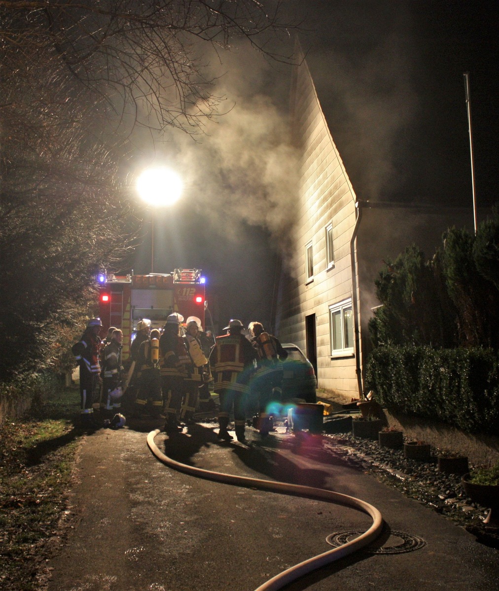 POL-HX: Mülltonne in einer Garage gerät in Brand