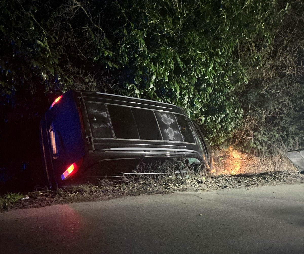 POL-MI: Gestohlenes Auto in Graben gelenkt - Fahrer geflüchtet