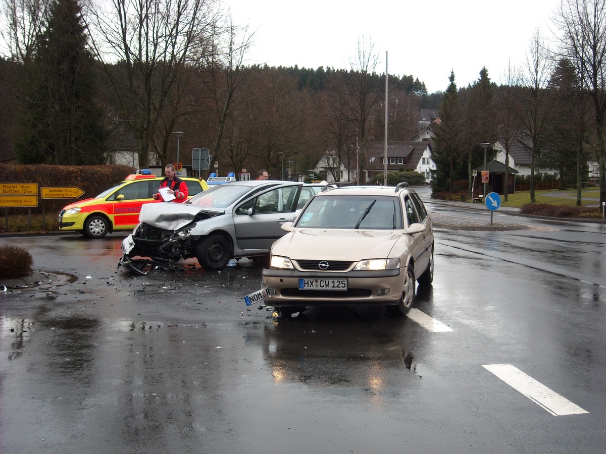 POL-HOL: Bundesstraße 497 - Ortsdurchfahrt Neuhaus: Eine leicht verletzte Person und 12.000 EUR Sachschaden bei Vorfahrtsverletzung