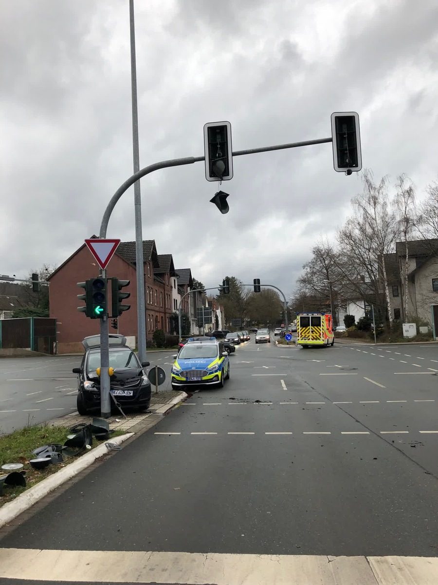 POL-HX: Opel-Fahrer prallt gegen Ampelmast