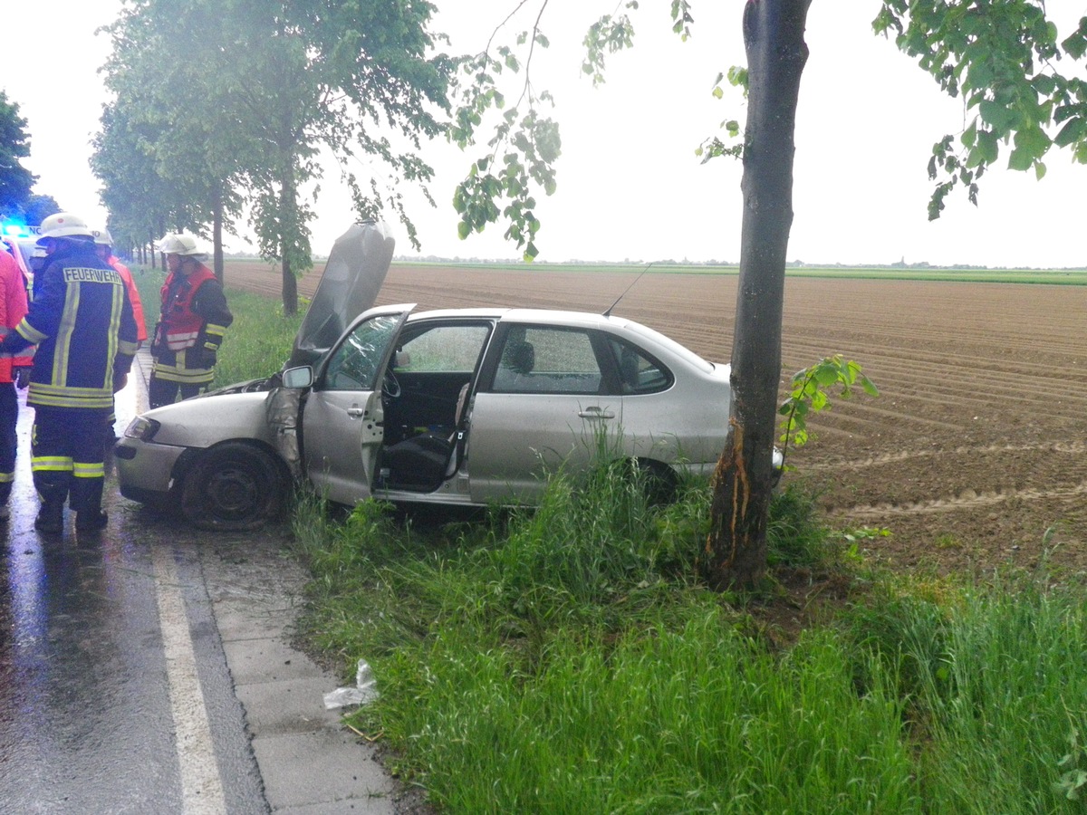 POL-DN: Auto prallt gegen Baum