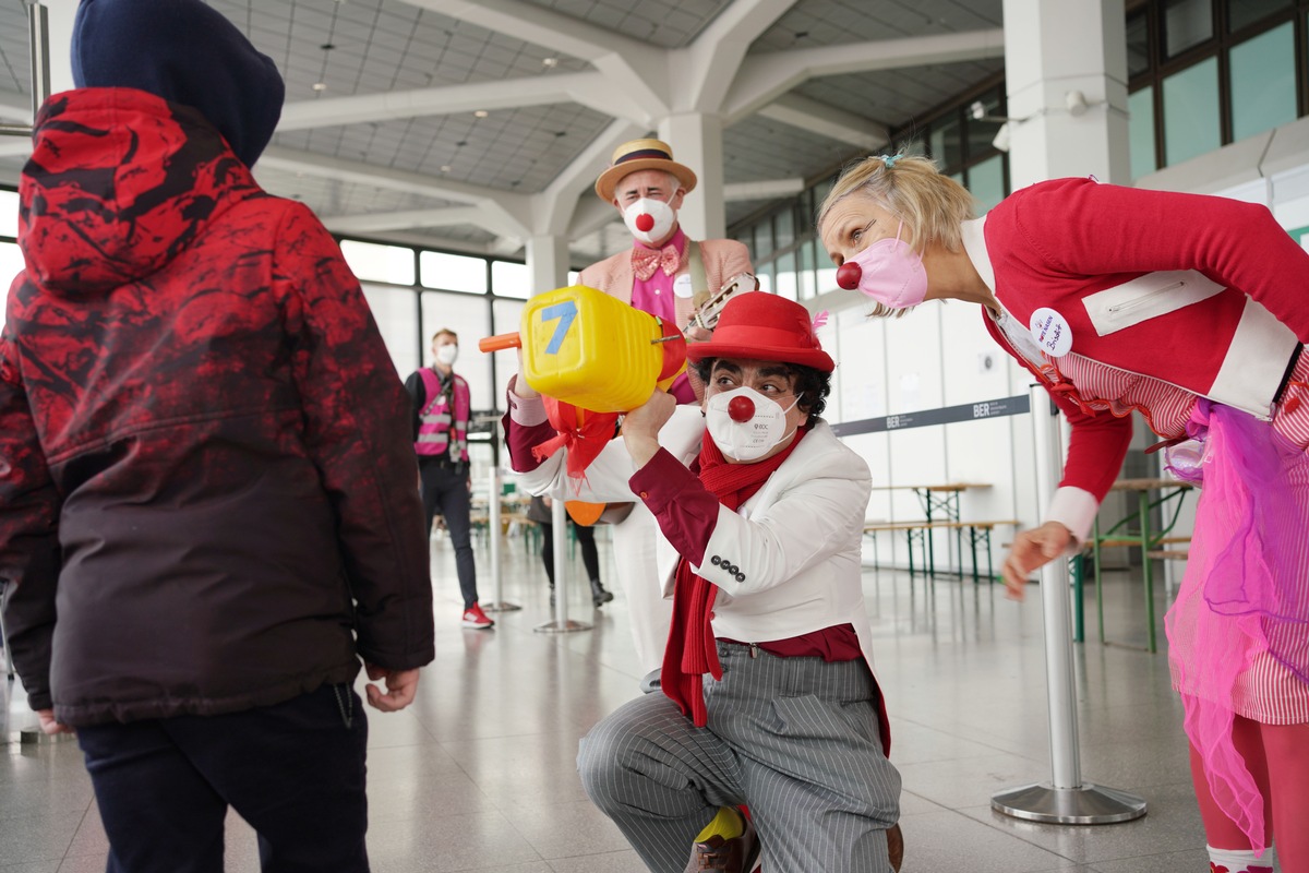 Eine Arie für das Lachen: Star-Tenor Rolando Villazón alias Clown Dr. Rollo besucht ukrainische Geflüchtete in Berlin-Tegel