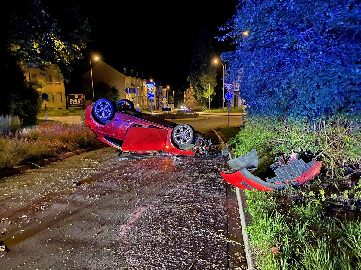 POL-ME: Mit Auto überschlagen - 23-Jähriger hatte mehrere Schutzengel - Wülfrath - 2308038