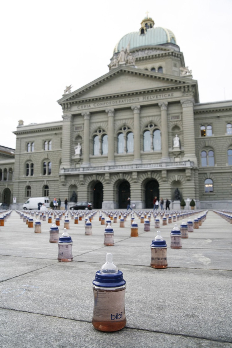 Wassernot tötet Kinder: Helvetas Mahnmal auf dem Bundesplatz