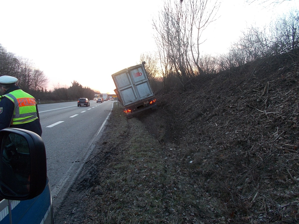 POL-PDLD: Godramstein B 10
Verkehrsunfall mit alleinverunfalltem LKW