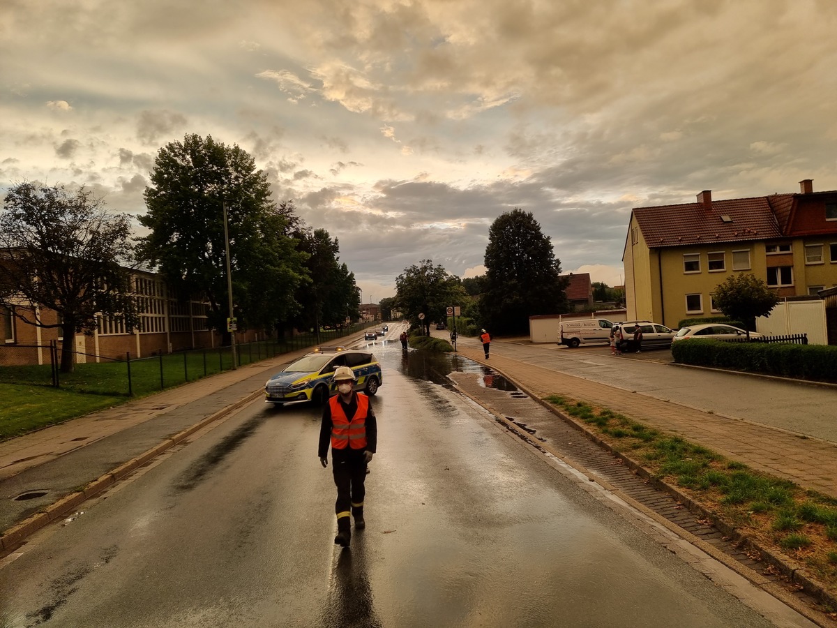 FW-WRN: TH_1 - Wasser ca. 20 cm hoch auf der Straße und läuft nicht ab / TH-1 - Tragehilfe für den Rettungsdienst / F_BMA - ausgelöste Brandmeldeanlage