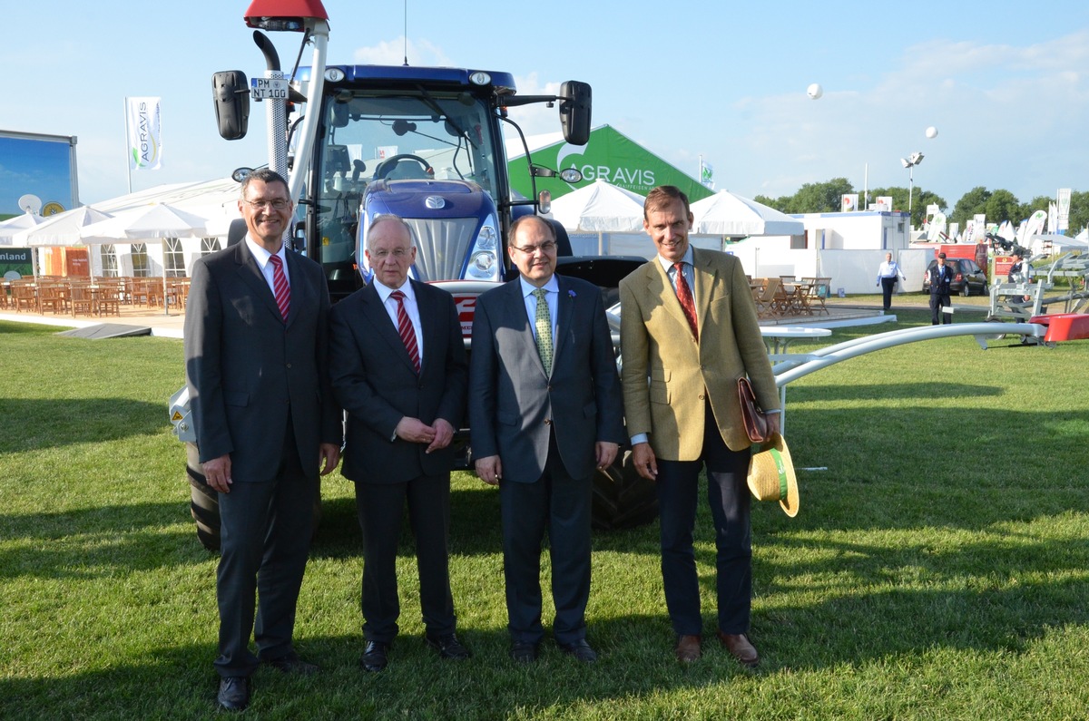 DLG-Feldtage: AGRAVIS Raiffeisen AG zieht positives Zwischenfazit / Bundeslandwirtschaftsminister Christian Schmidt zu Gast am AGRAVIS-Stand (FOTO)