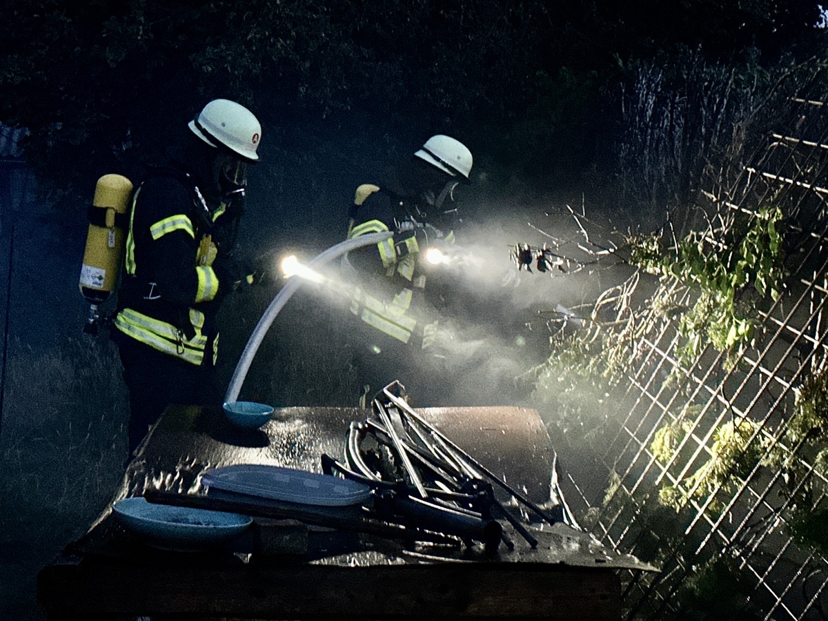 FFW Schwalmtal: Feuerwehr löscht Heckenbrand