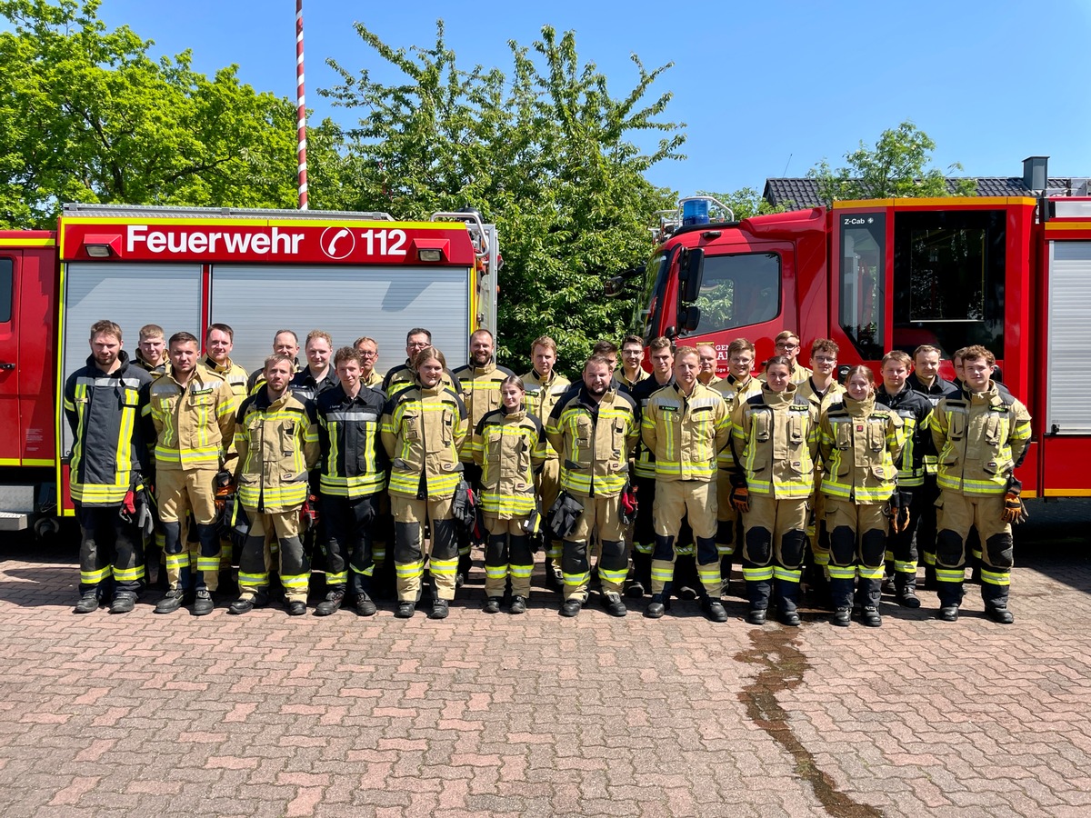 FW Alpen: 30 frisch ausgebildete Einsatzkräfte für die Feuerwehren Alpen, Sonsbeck und Xanten