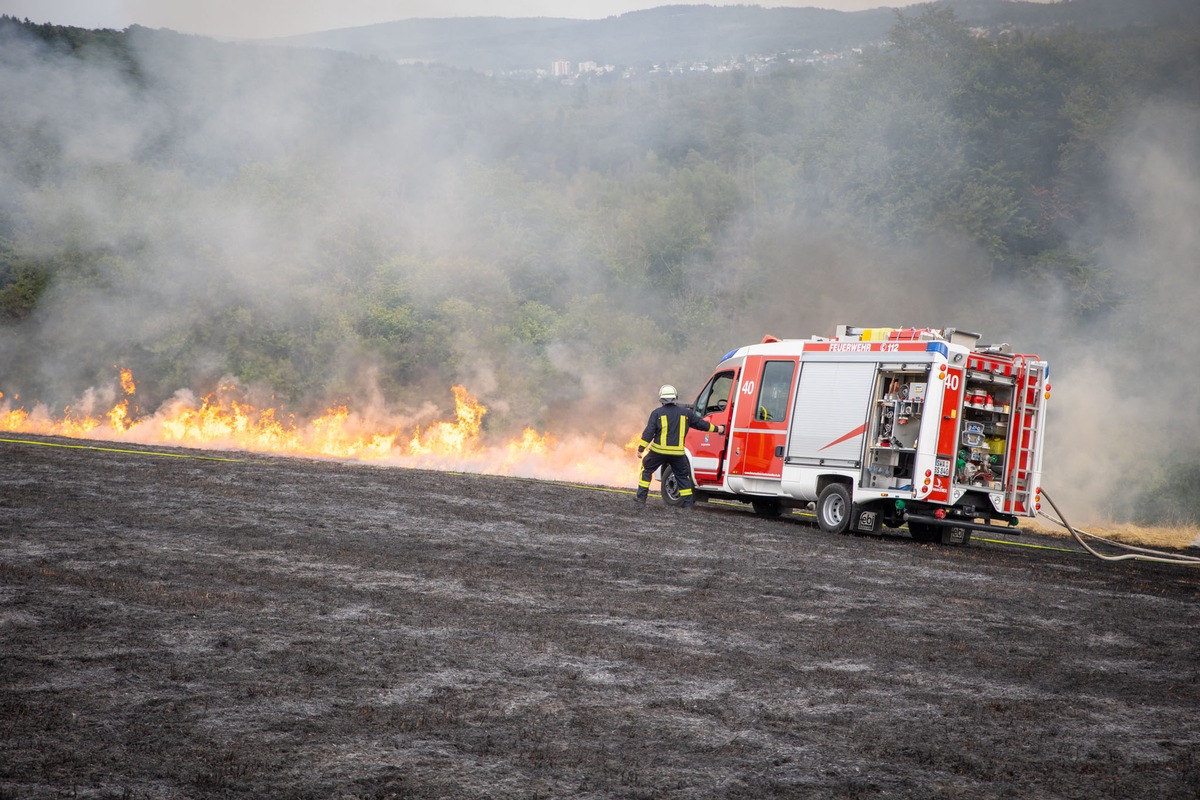 FW Rheingau-Taunus: Erneut Flächenbrände im Rheingau-Taunus-Kreis: 50.750m² abgebrannt, knapp 450 Kräfte im Einsatz.