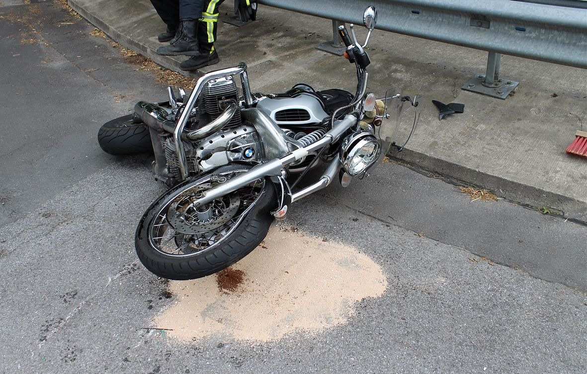 POL-OE: Motorradfahrer verletzt sich bei Auffahrunfall leicht