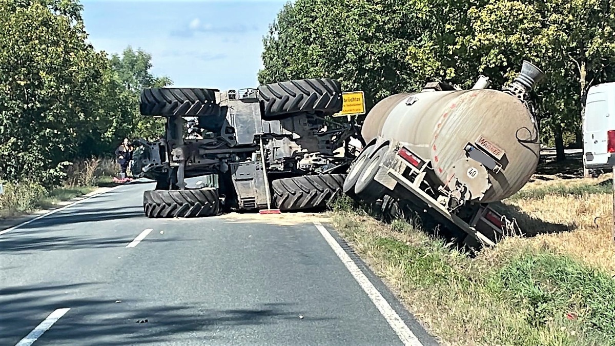 LPI-NDH: Traktor kippt auf Landstraße um - Fahrer verletzt