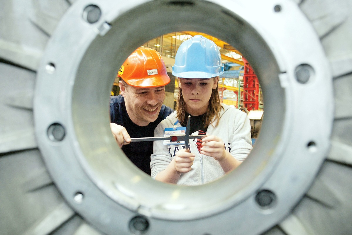 Girls&#039;Day 2005: 1.100 junge Frauen werfen einen Blick hinter die Kulissen der Bahn / Besuche in ICE-Werken und Betriebsleitzentralen möglich / Interesse an Ausbildung bei der Bahn soll geweckt werden