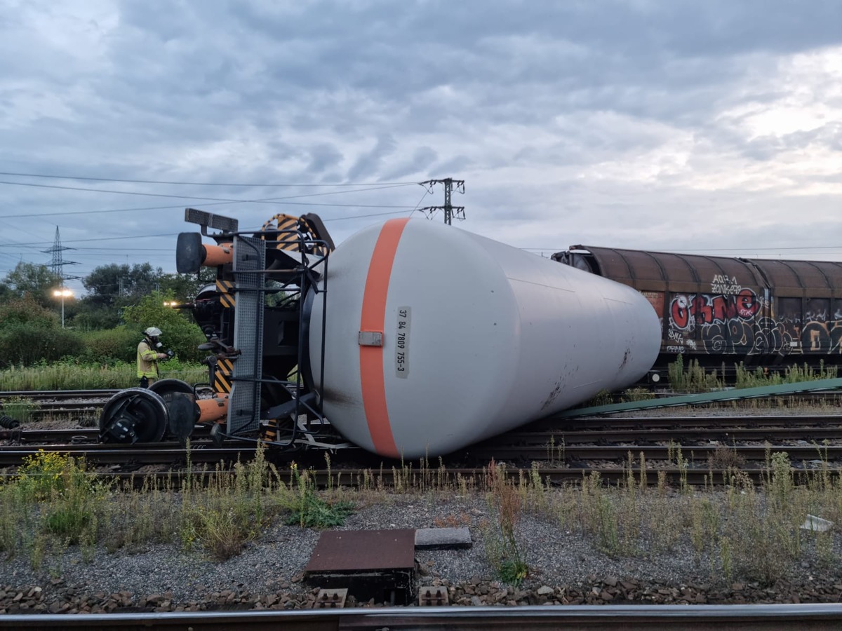 BPOLI-KA: Umgekippter Kesselwagen löst Großeinsatz im Rangierbahnhof aus