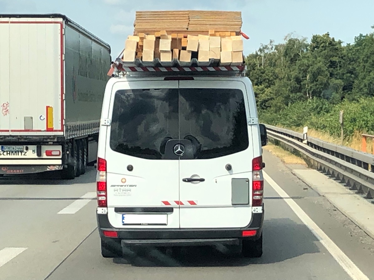 POL-PDKL: Komplettes Carport auf Dach transportiert...