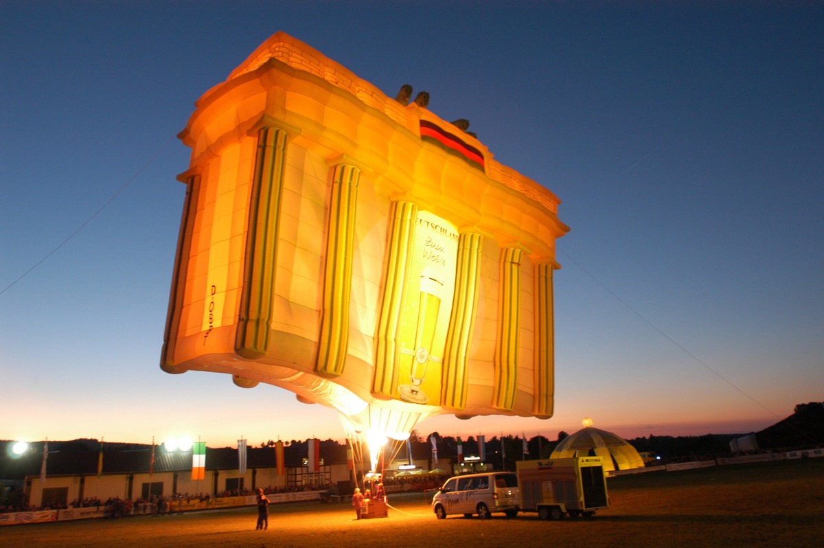 Glühendes Finale: Das Brandenburger Tor hebt ab