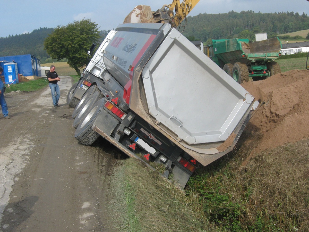 POL-HOL: Eschershausen - Wäscheweg: Sattelzug in Graben gekippt - Weiches Erdreich brachte mit Sand beladenen Sattelzug zum Kippen -