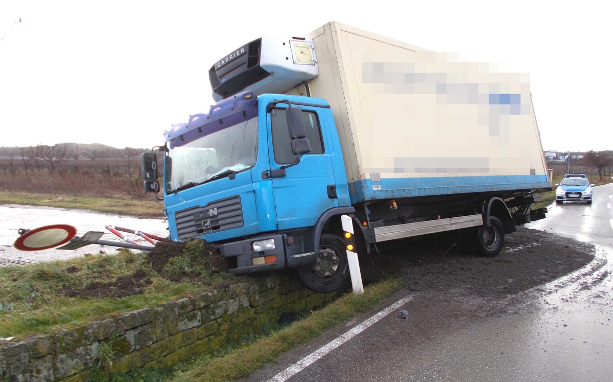 POL-PDNW: Lkw kommt von Fahrbahn ab.