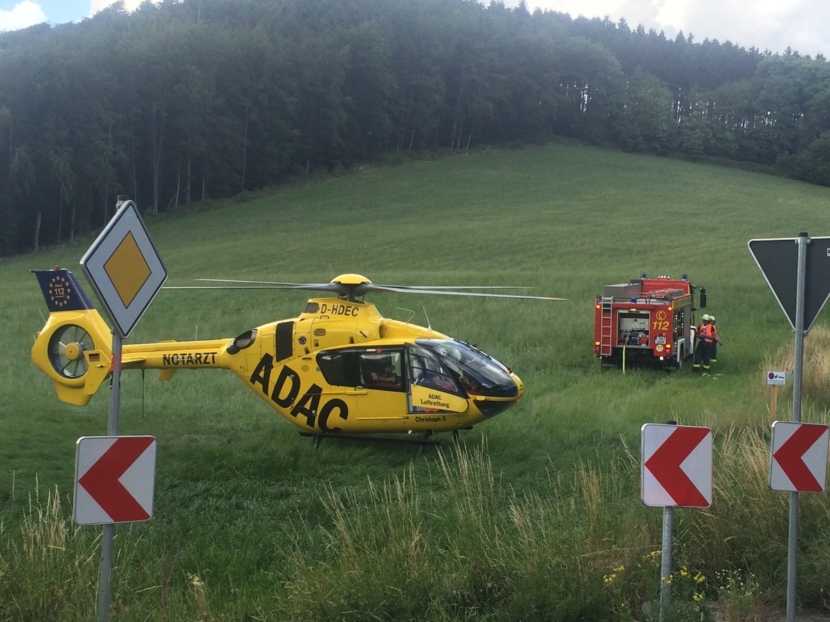 FW-EN: Motorradfahrerin stürzt 15 Meter die Böschung herunter