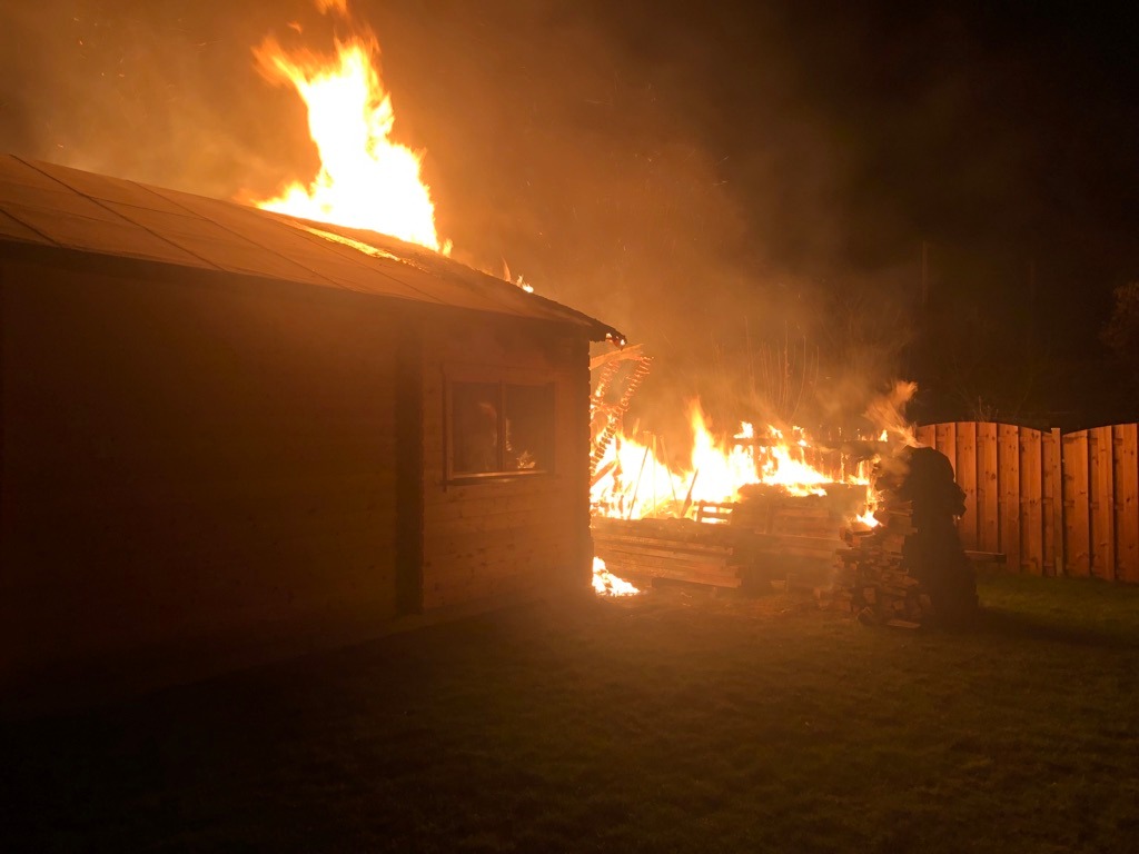 FW Ratingen: Gartenhaus im Vollbrand -schwierige Wasserversorgung-