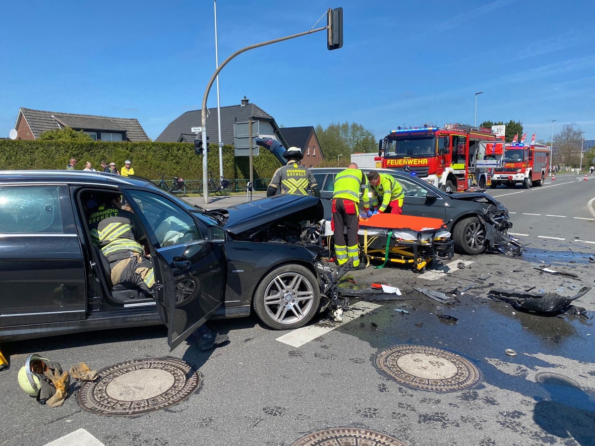 FW Bocholt: Verkehrsunfall mit drei Beteiligten in Bocholt