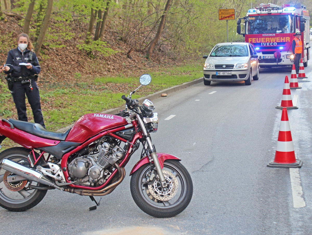 POL-ME: Vom Handy abgelenkt: Autofahrer bringt Motorradfahrer zu Fall - Erkrath - 2104050