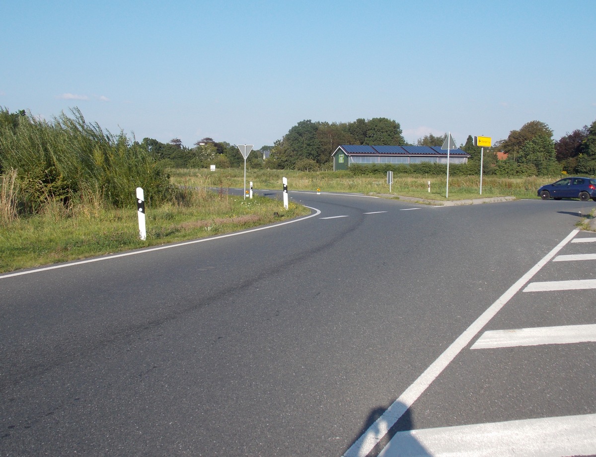 POL-CUX: 22-jähriger Motorradfahrer stürzt auf Ölspur - Polizei sucht Verursacher