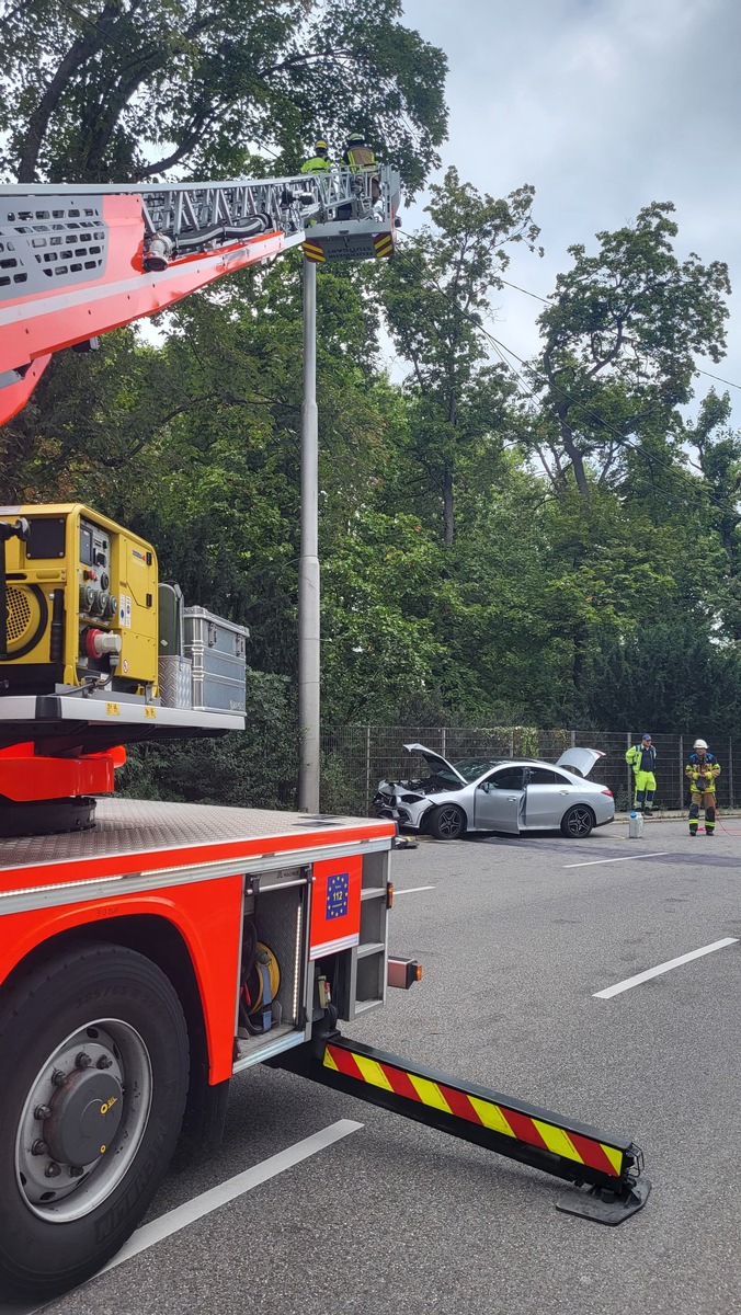 FW Stuttgart: PKW prallt bei Verkehrsunfall auf der B14 gegen Beleuchtungsmast