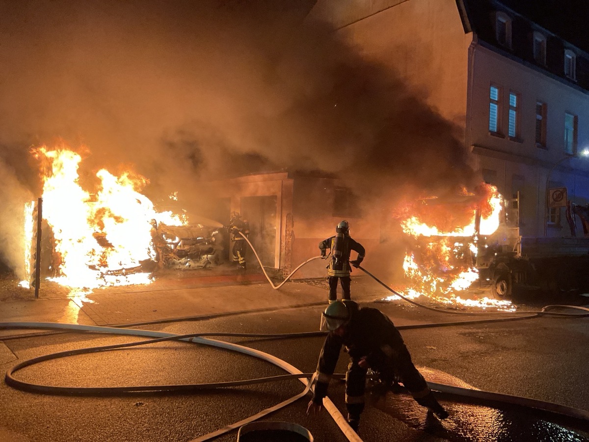 FW-DO: Mehrere brennende Fahrzeuge an der Sölder Straße