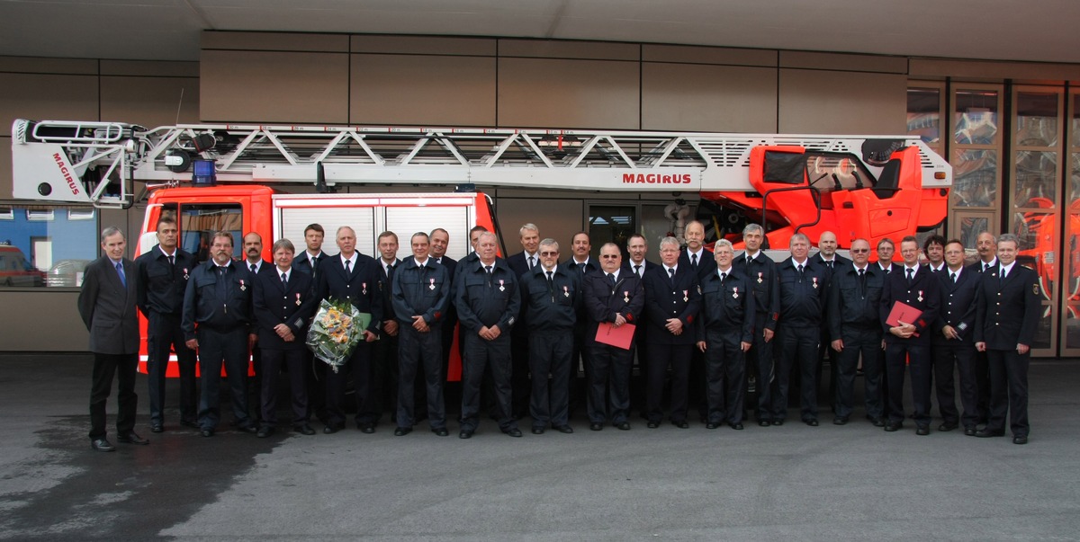 FW-E: Auszeichnungen für verdiente Feuerwehrmänner