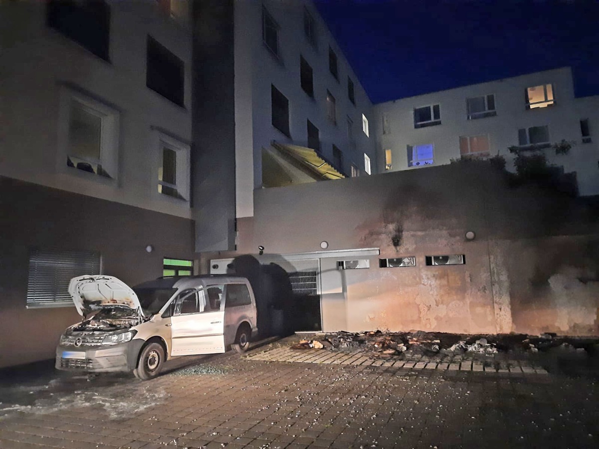 POL-ME: Feuer durch Brandlegung neben einem Seniorenzentrum - Heiligenhaus - 2205102