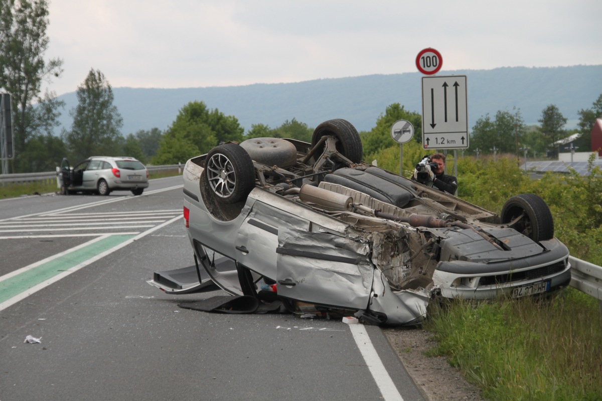 POL-HM: Schwerer Verkehrsunfall / Bundesstraße 83 mehrere Stunden voll gesperrt