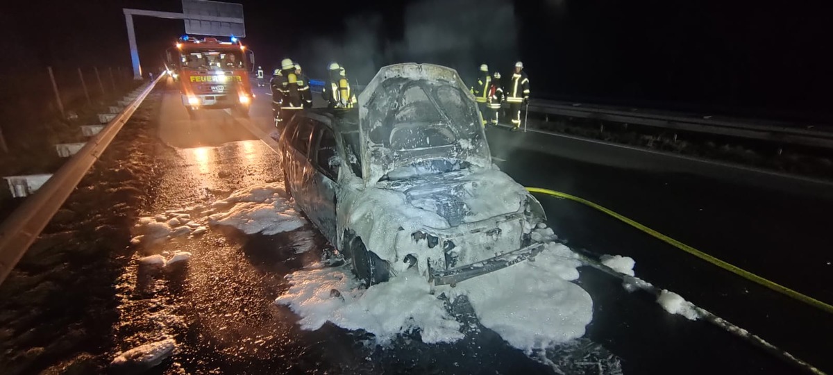 POL-STD: VW-Golf gerät auf der Autobahn in Brand - Fahrer verschwindet von der Brandstelle