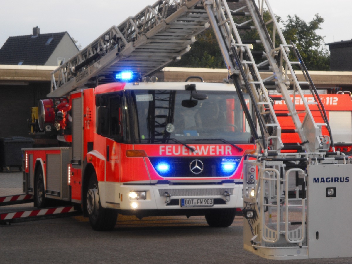 FW-BOT: nächtliches Unwetter mit Starkregen, Orkanböen und Hagel beschäftigt die Feuerwehr