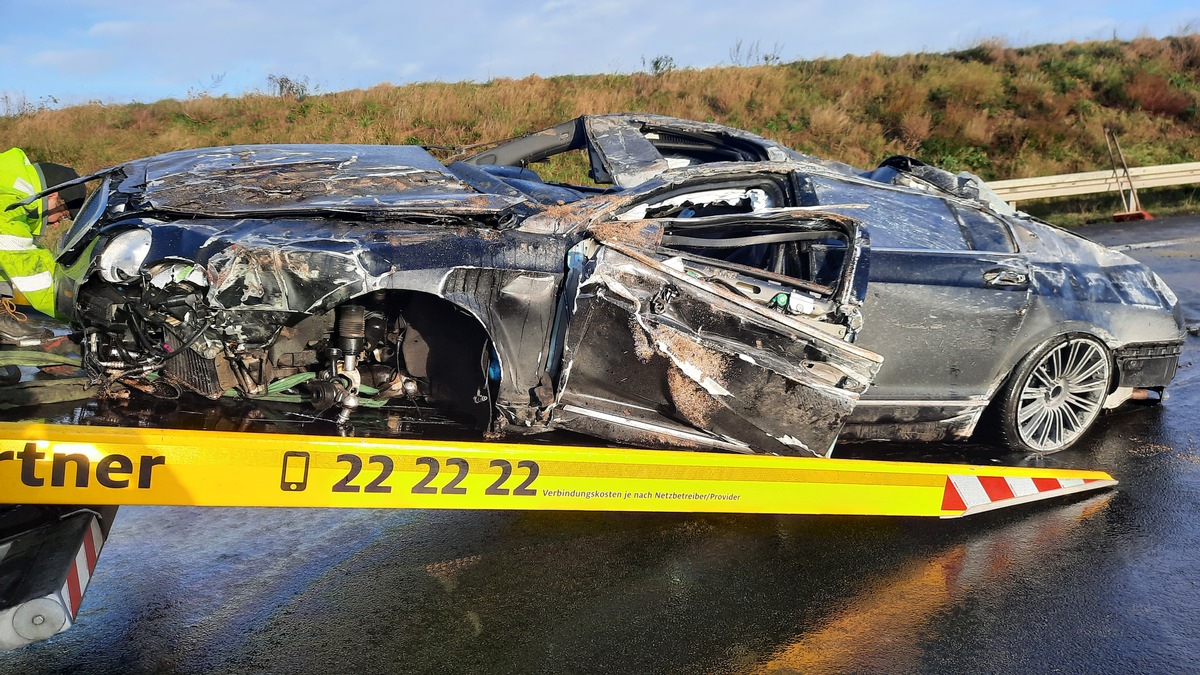 POL-D: +++Meldung der Autobahnpolizei+++ - Neersen - A 52 in Richtung Roermond - Tödlicher Verkehrsunfall - 33-jähriger Pkw-Beifahrer stirbt an der Unfallstelle